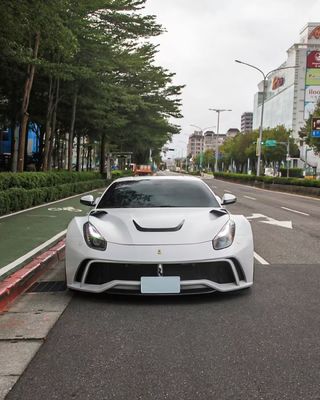 แฟร์รารี่ F12 คาร์บอนไฟเบอร์ คอร์ดี้ คิต F12 Novitec สไตล์ N-largo หน้าและหลัง แบมเปอร์วงล้อโค้ง F12 ดิฟฟิวเซอร์ฝีปากด้านหน้า สปอยเลอร์