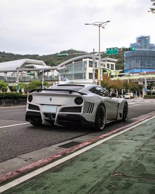 แฟร์รารี่ F12 คาร์บอนไฟเบอร์ คอร์ดี้ คิต F12 Novitec สไตล์ N-largo หน้าและหลัง แบมเปอร์วงล้อโค้ง F12 ดิฟฟิวเซอร์ฝีปากด้านหน้า สปอยเลอร์