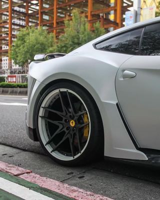 แฟร์รารี่ F12 คาร์บอนไฟเบอร์ คอร์ดี้ คิต F12 Novitec สไตล์ N-largo หน้าและหลัง แบมเปอร์วงล้อโค้ง F12 ดิฟฟิวเซอร์ฝีปากด้านหน้า สปอยเลอร์