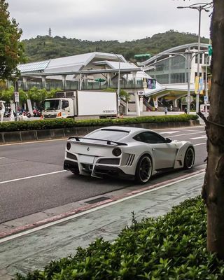 แฟร์รารี่ F12 คาร์บอนไฟเบอร์ คอร์ดี้ คิต F12 Novitec สไตล์ N-largo หน้าและหลัง แบมเปอร์วงล้อโค้ง F12 ดิฟฟิวเซอร์ฝีปากด้านหน้า สปอยเลอร์