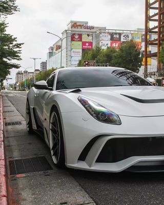 แฟร์รารี่ F12 คาร์บอนไฟเบอร์ คอร์ดี้ คิต F12 Novitec สไตล์ N-largo หน้าและหลัง แบมเปอร์วงล้อโค้ง F12 ดิฟฟิวเซอร์ฝีปากด้านหน้า สปอยเลอร์
