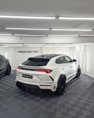 Lamborghini Urus คาร์บอนไฟเบอร์ คอร์ดี้ คิต URUS 1016 สไตล์ คาร์บอนไฟเบอร์ ดิฟฟิวเซอร์ฝีปากด้านหน้า สปอยเลอร์ ฮูด วงล้อโค้ง