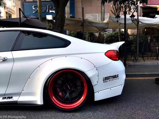 LB Wide-body Kit สําหรับ BMW M4 F82 Wide-body Kit M4 F82 อัพเกรด LB Style ลิปหน้า Diffuser Spoiler คาร์บอน ไฟเบอร์ คอร์ดี้ คิท